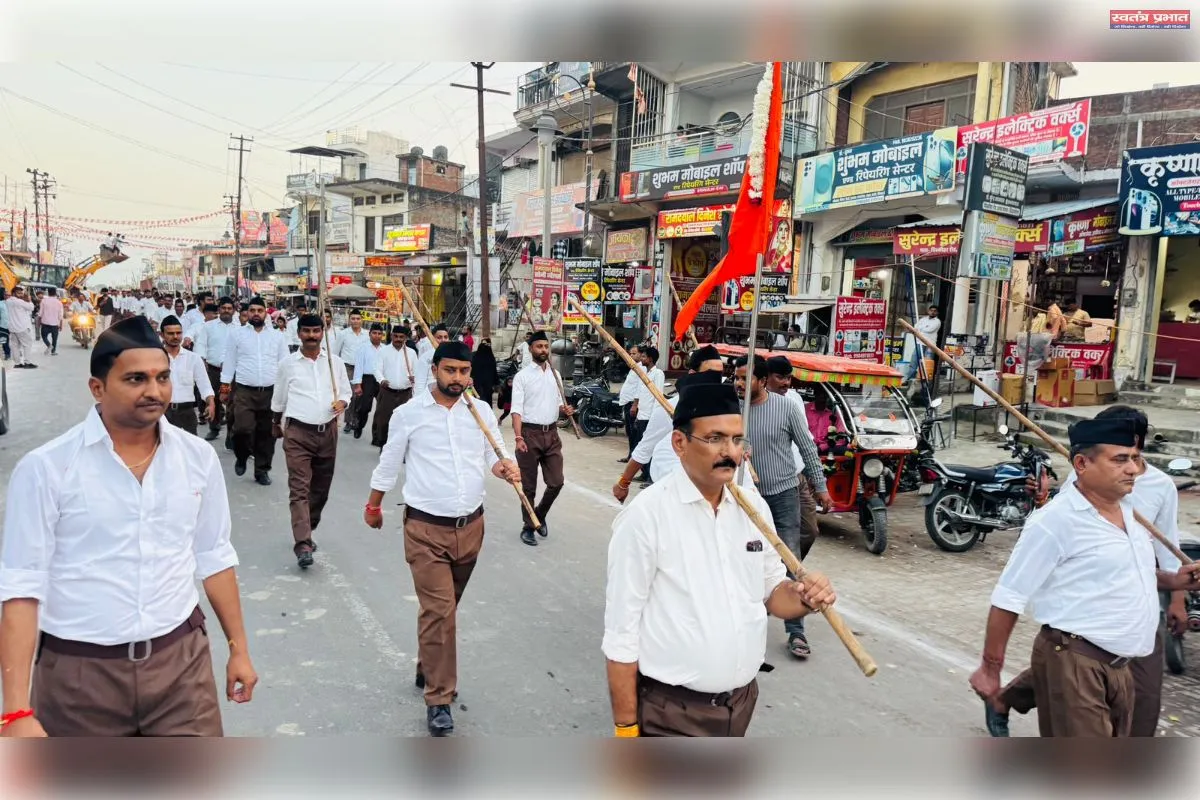 इटवा में आरएसएस का भव्य पथ संचलन, नगरवासियों ने पुष्पवर्षा कर किया स्वागत