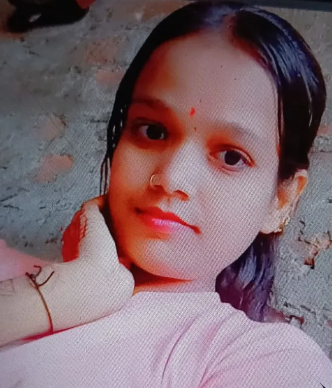 पंखे से साडी के सहारे लटकी मिली 20 वर्षीय युवती का शव