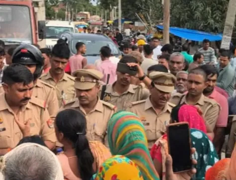भोलू हत्याकांड : आरोपियों की गिरफ्तारी की मांग को लेकर मोहना- कोल्हुई मार्ग पर परिजन धरने पर बैठे, 2 घंटे तक रहा रास्ता जाम