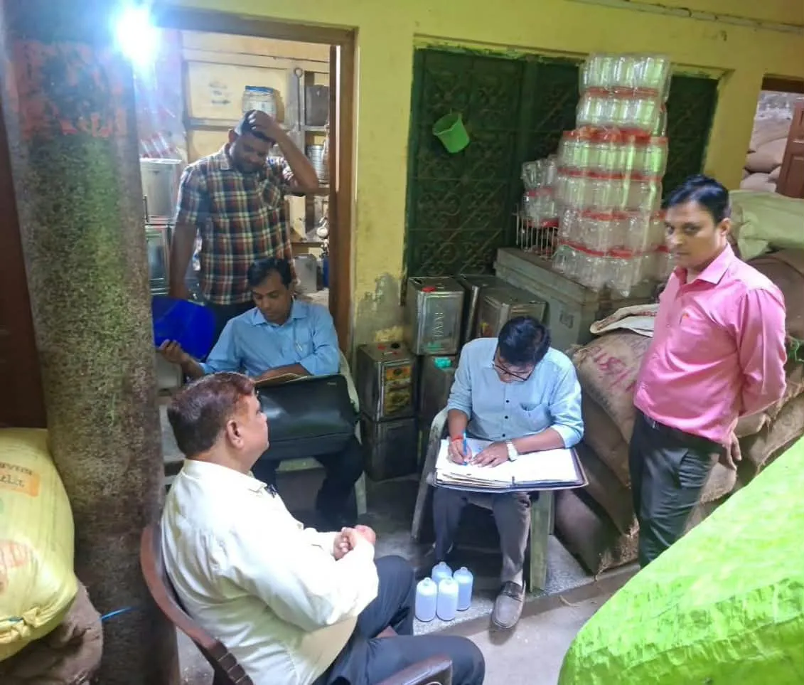 आगामी त्योहारों के दृष्टिगत खाद्य सुरक्षा विभाग की बड़ी कार्रवाई, करनैलगंज व बालपुर बाजार में छापेमारी