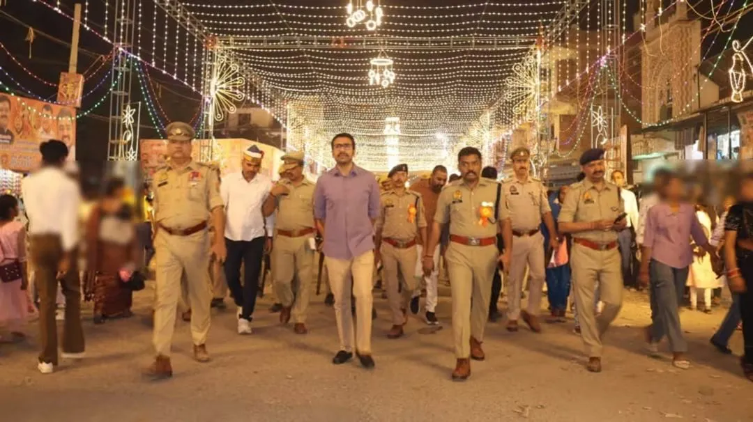डीएम एसपी द्वारा कस्बा जगदीशपुर में पैदल गश्त कर दशहरा मेला/रामलीला स्थल का किया निरीक्षण 