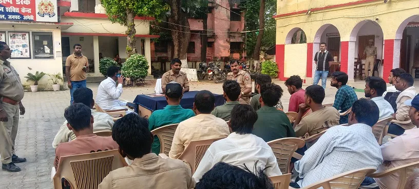 नवरात्रि और दशहरा को लेकर डीजे संचालकों के साथ थाना अध्यक्ष गजेंद्र प्रताप सिंह  ने की बैठक