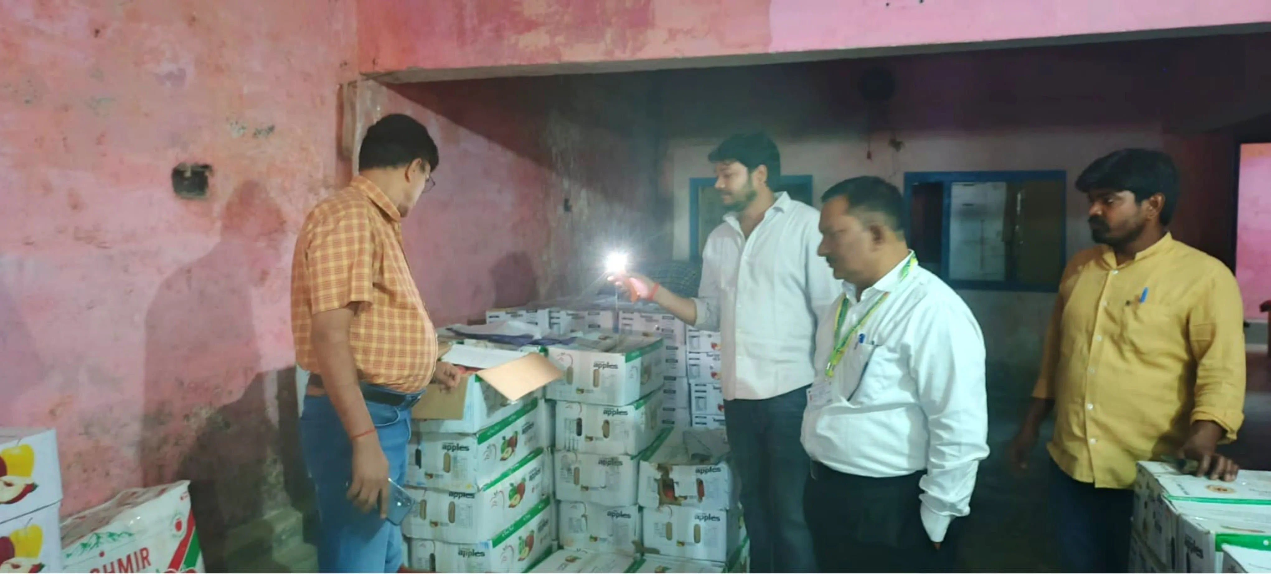 नवरात्रि पर्व के दृष्टिगत खाद्य सुरक्षा विभाग की छापेमारी, दो प्रतिष्ठानों को सुधार नोटिस जारी