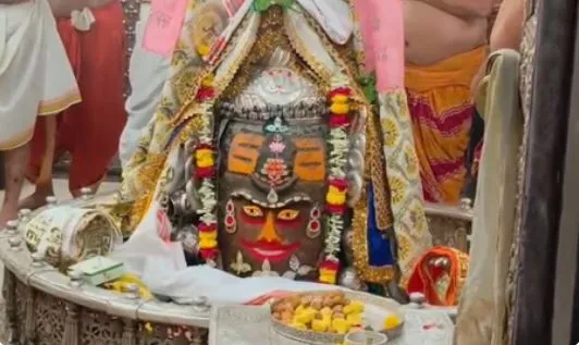 रजत मुकुट और रुद्राक्ष से सजे बाबा महाकाल, भस्म आरती में उमड़ा श्रद्धालुओं का सैलाब