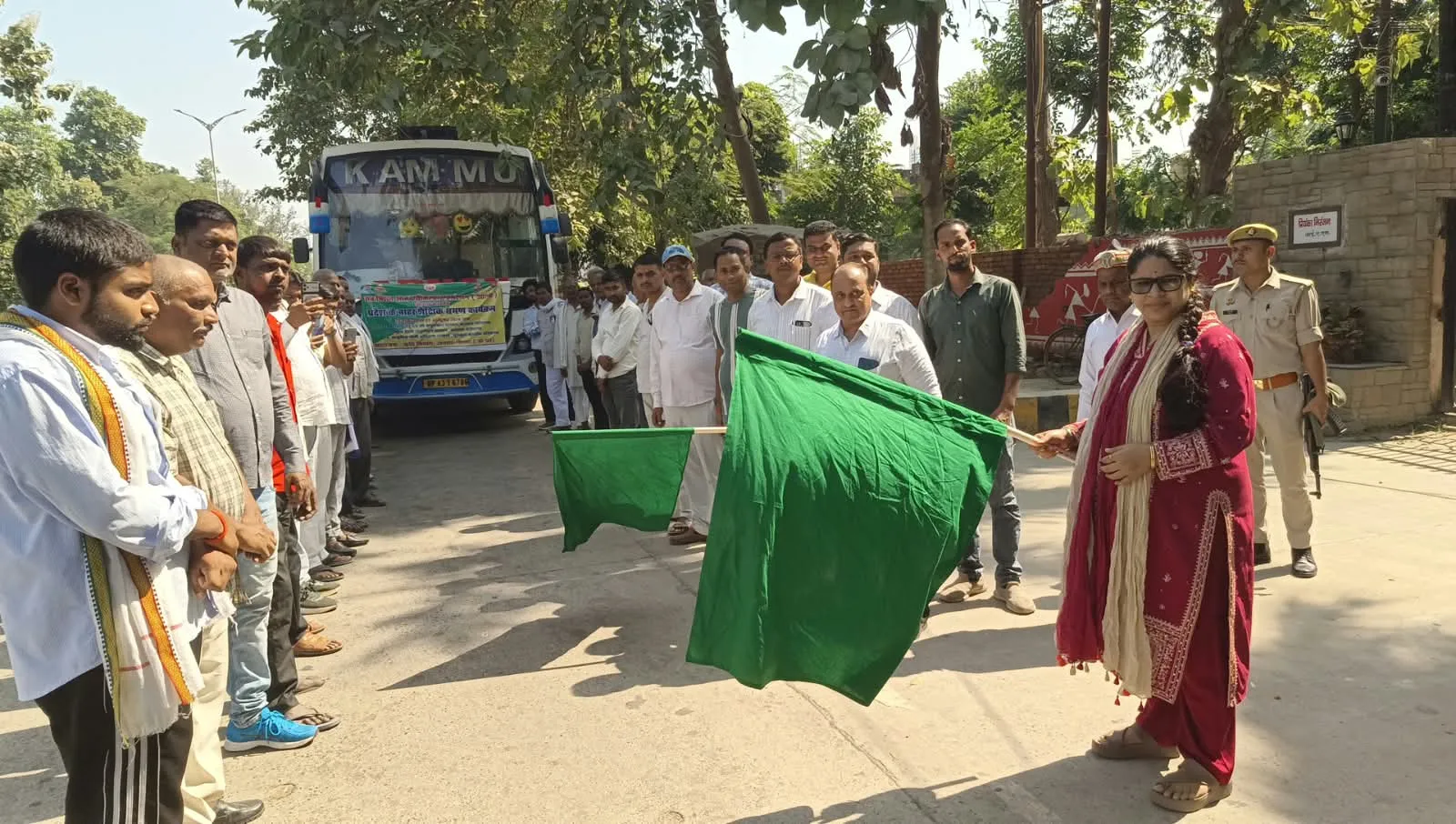 जिलाधिकारी ने किसानों के शैक्षिक भ्रमण दल को हरी झण्डी दिखाकर किया रवाना