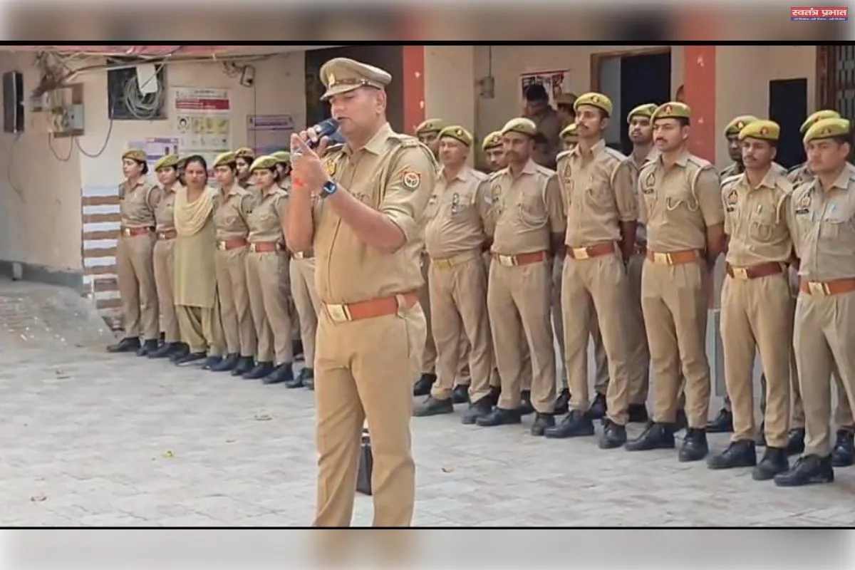 अपराधियों की थाने में परेड, तख्ती लेकर बोले- नारी शक्ति का सम्मान करेंगे, अपराध नहीं करेंगे, पुलिस बोली- किया तो जिन पैरों से आओगे उनसे वापस नहीं जाओगे