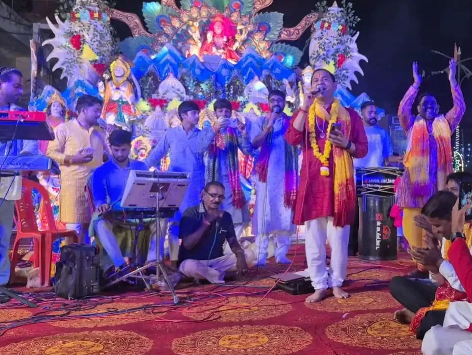 मां शीतला के 13वें जागरण में भक्ति की धूम, एसडीएम राजेश विश्वकर्मा ने माइक थाम गाया भजन - 'दरबार तेरा दरबारों में खास अहमियत रखता है', झांकियों ने बांधा समा