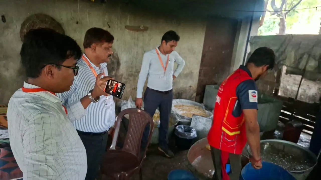 मिठाई निर्माण इकाई पर खाद्य सुरक्षा विभाग की छापेमारी, 85 किलो खराब चमचम नष्ट