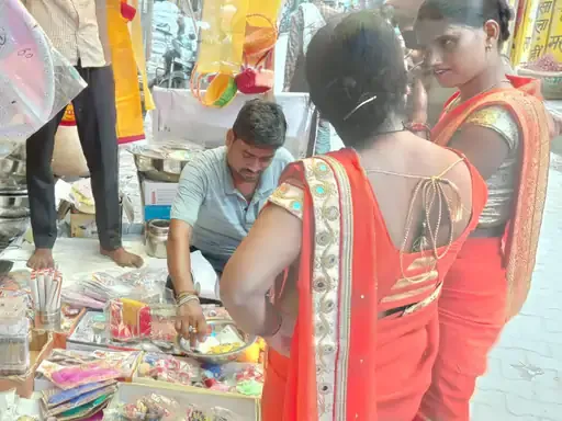 जन्माष्टमी से पहले बाजारों में रौनक, ठाकुर जी की पोशाकों और मुकुट की बढ़ी मांग