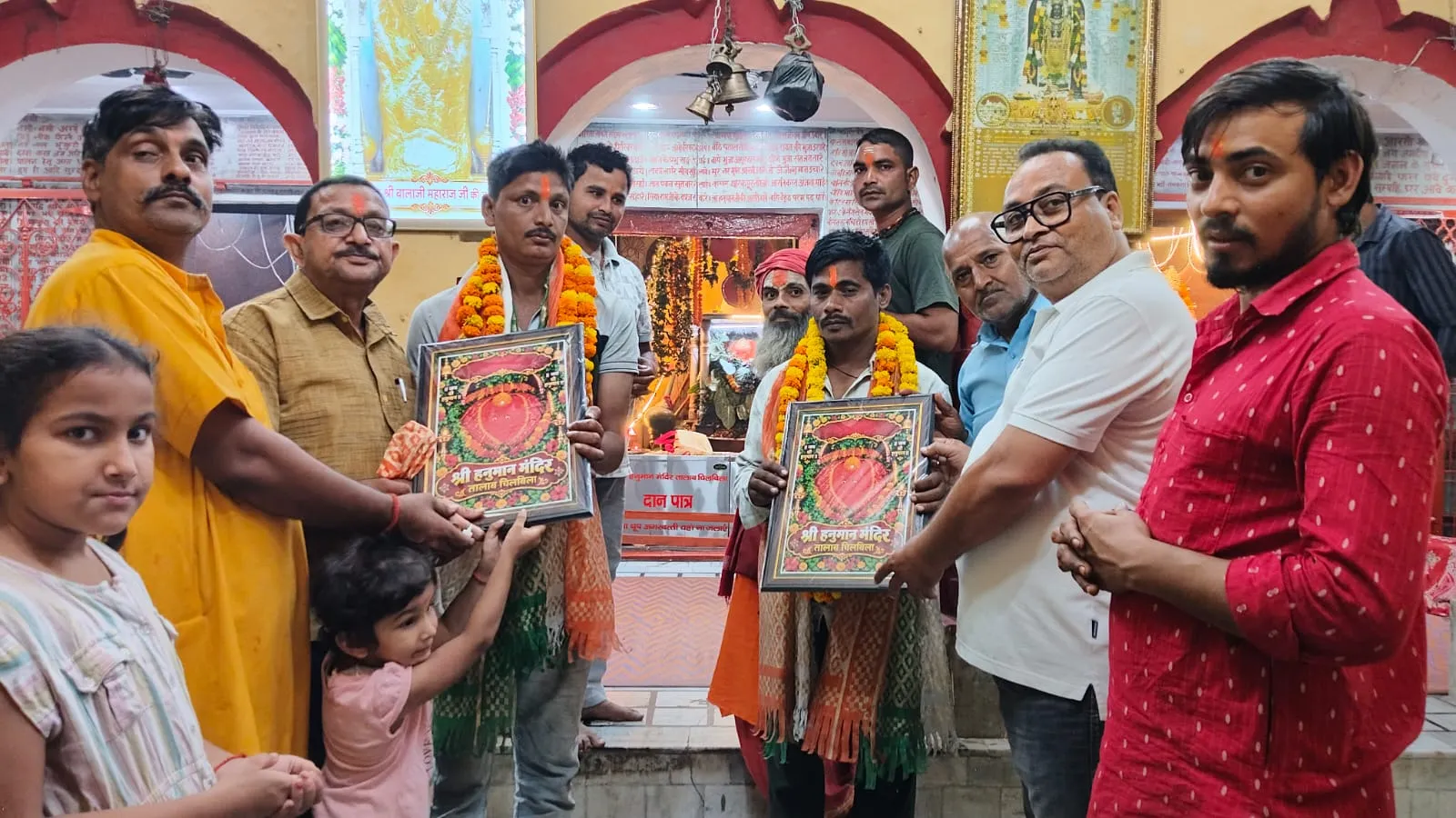 ऑपरेशन सिंदूर की तर्ज पर बनाने वाले कारीगरों व लाइट के कारीगरों का हनुमान मंदिर समिति ने किया सम्मानित