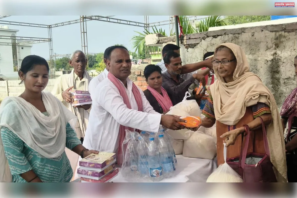 फैजुल्लागंज में बाढ़ प्रभावितों की मदद के लिए आगे आए पूर्व पार्षद जगलाल यादव