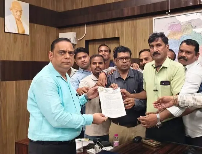 डिस्ट्रिक्ट प्रेस क्लब ने पत्रकार सुरक्षा, सम्मान व स्वतंत्रता की उठाई आवाज, सौंपा ज्ञापन 