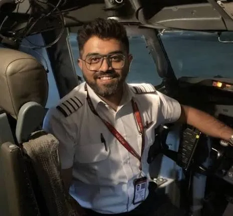 174 यात्रियों की जिंदगी बचाने वाले कैप्टन स्मित मछार की कहानी, आसमान में दिखाया साहस तो जमीन पर भी दिल जीतती है उनकी दरियादिली