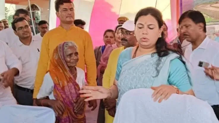दुईजी देवी से मिलते ही भावुक हुईं पूर्व IAS दिव्या मित्तल, गले लगकर छलक पड़े आंसू; वायरल हुआ वीडियो
