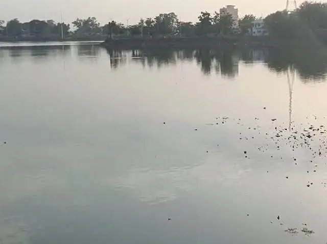 कोटवा में तालाब के नवीनीकरण पर सवाल एक वाटर रैंप ढहा दो क्षतिग्रस्त
