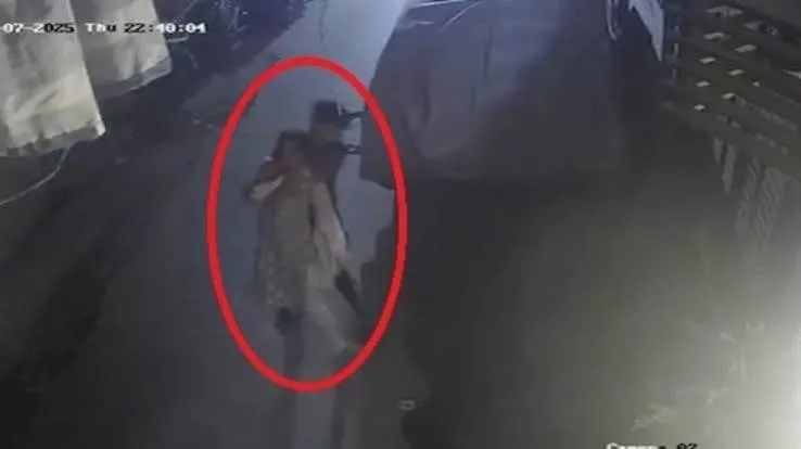 स्कूटी में टक्कर मारकर महिला के गले से चेन लूटी, 90 CCTV से खुला राज; मंदिर जा रहे रिटायर्ड अफसर को गिराकर भागे थे लुटेरे