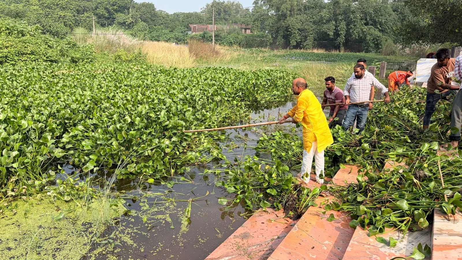 पडरौना बुढ़िया माता मंदिर सरोवर परिसर में चला स्वच्छता अभियान