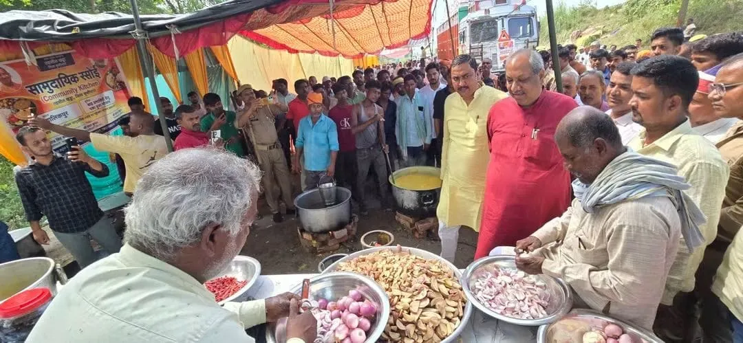 कुशीनगर : तय समय से एक घंटे पहले बाढ़ प्रभावित गांव पहुंचे कैबिनेट मंत्री डॉ. संजय निषाद