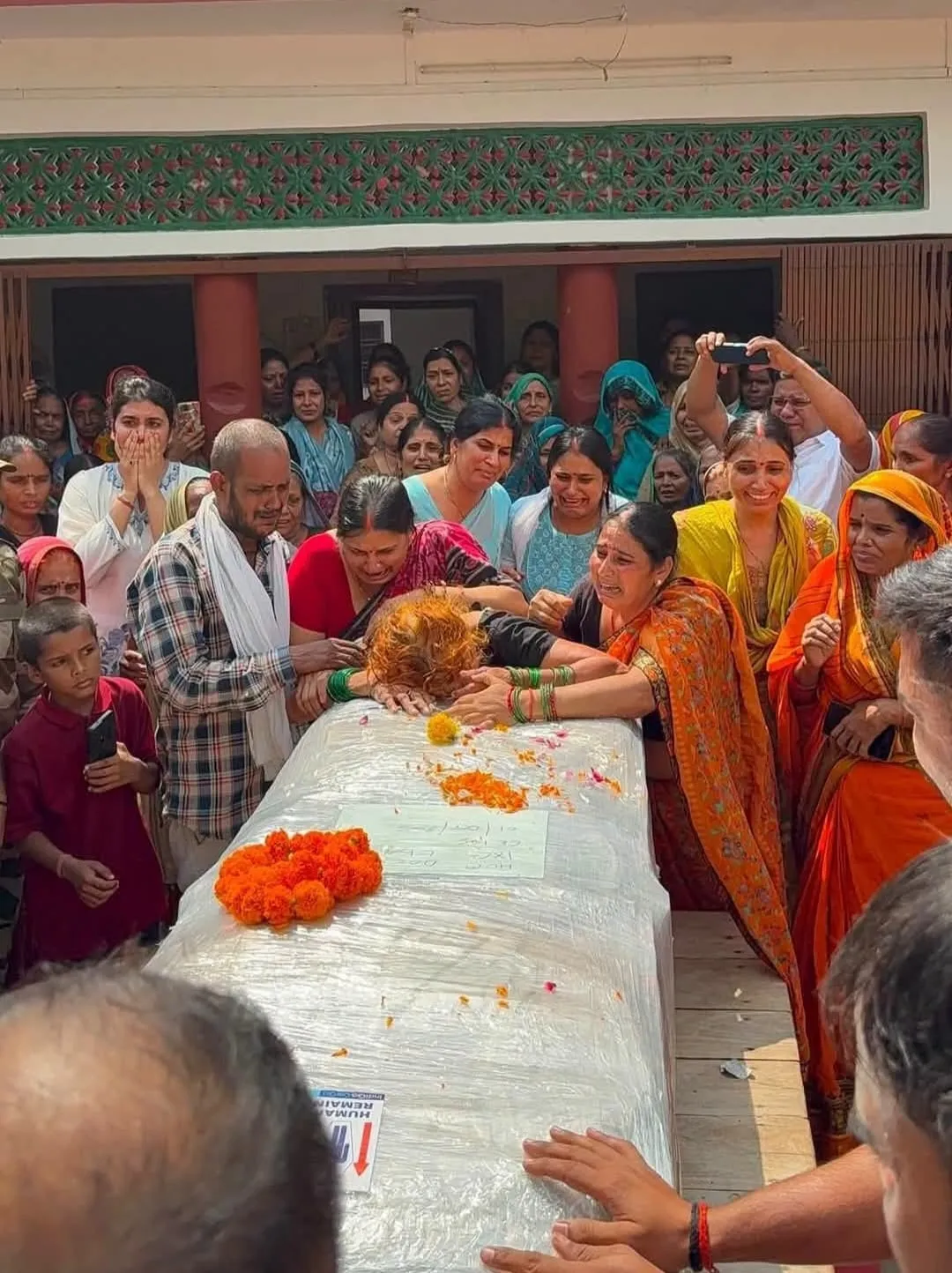 असिस्टेंट कमांडेंट को राजकीय सम्मान के साथ दी गई अंतिम विदाई, लोगों ने नम आंखों से दी श्रद्धांजलि।
