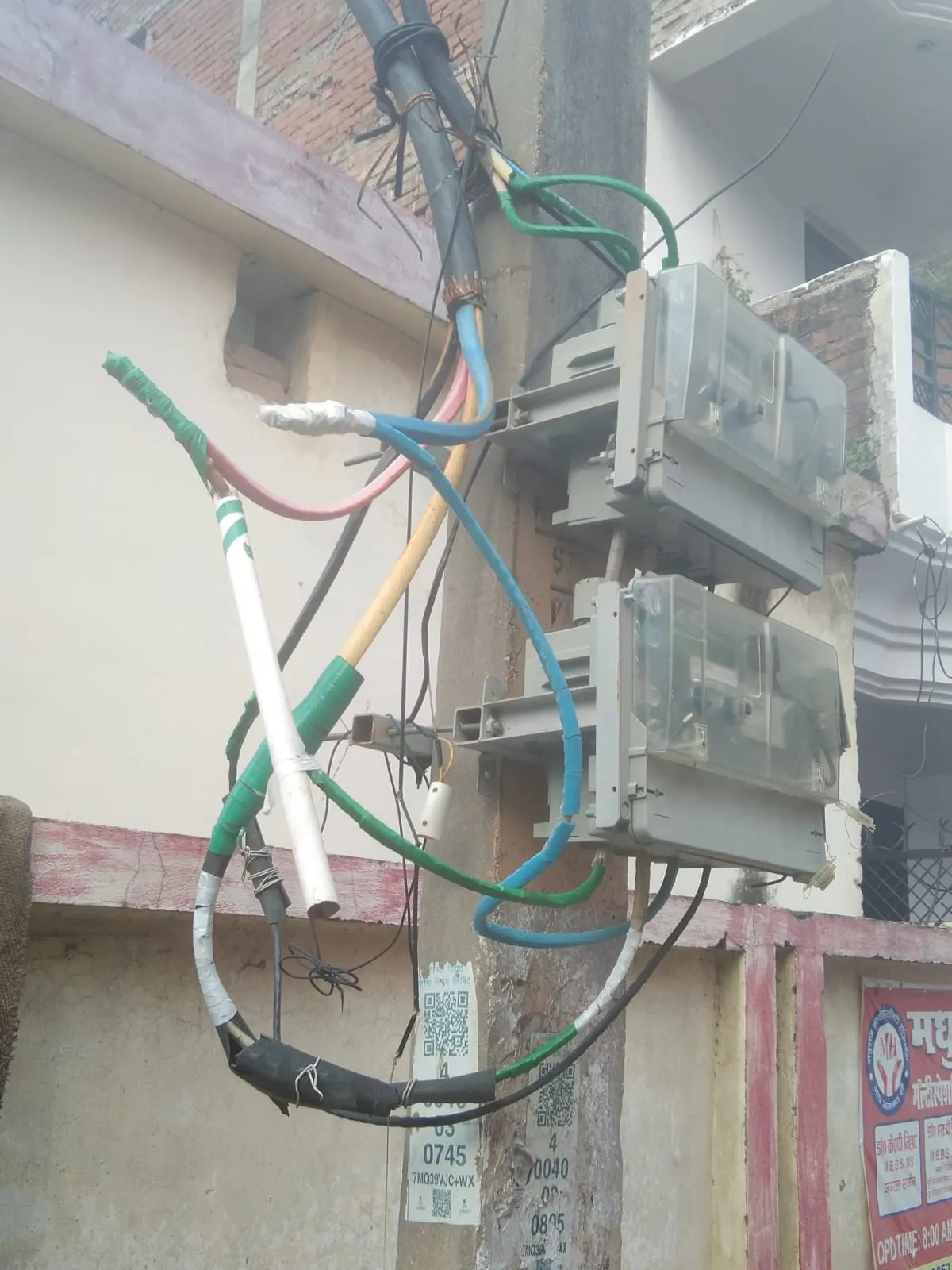 जल निगम योजना पर केबिल के खुले तार से दुर्घटना होने की संभावनाएं