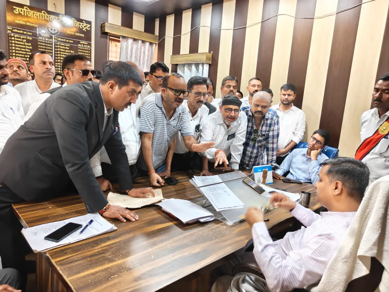 साथी के उत्पीड़न से खफा वकीलों ने एसडीएम चैम्बर में की नारेबाजी, जताया विरोध