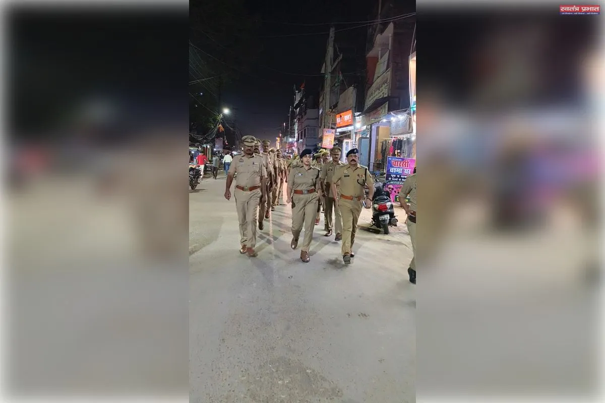 आगामी नवरात्रि, दुर्गापूजा एवं दशहरा पर्व के दृष्टिगत अपर पुलिस अधीक्षक नगर द्वारा पर्याप्त पुलिस बल के साथ कस्बा रॉबर्ट्सगंज में पैदल गश्त कर सुरक्षा व्यवस्था का लिया जायजा