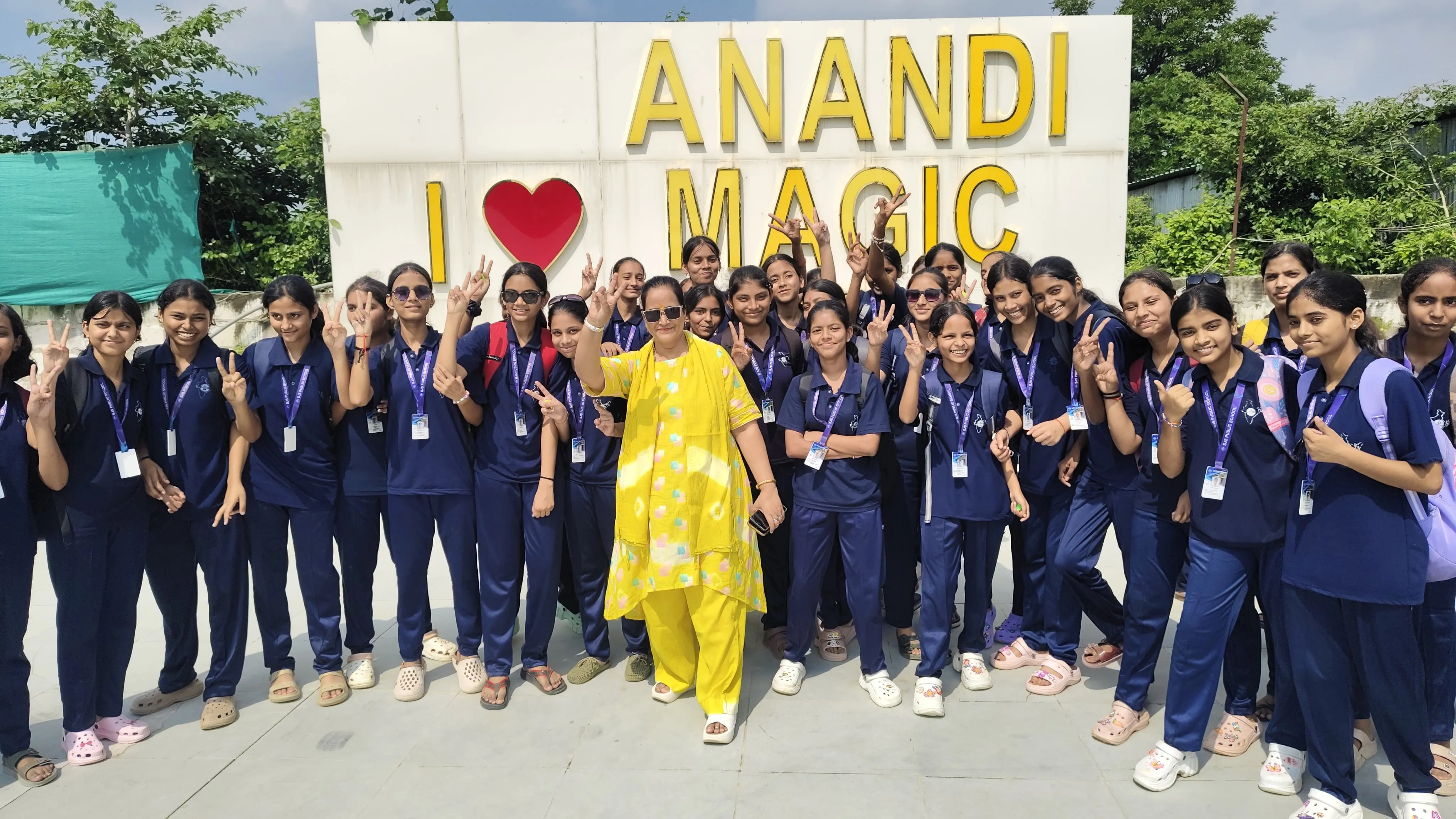 दिल तो बच्चा है जी -एस जे एस लालगंज द्वारा आयोजित पिकनिक में बच्चों ने मचाया धमाल