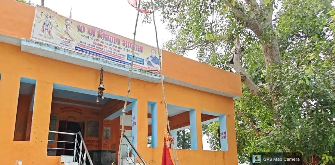 मंदिर से घंटा, हनुमान जी की गदा व पूजा सामग्री चोरी