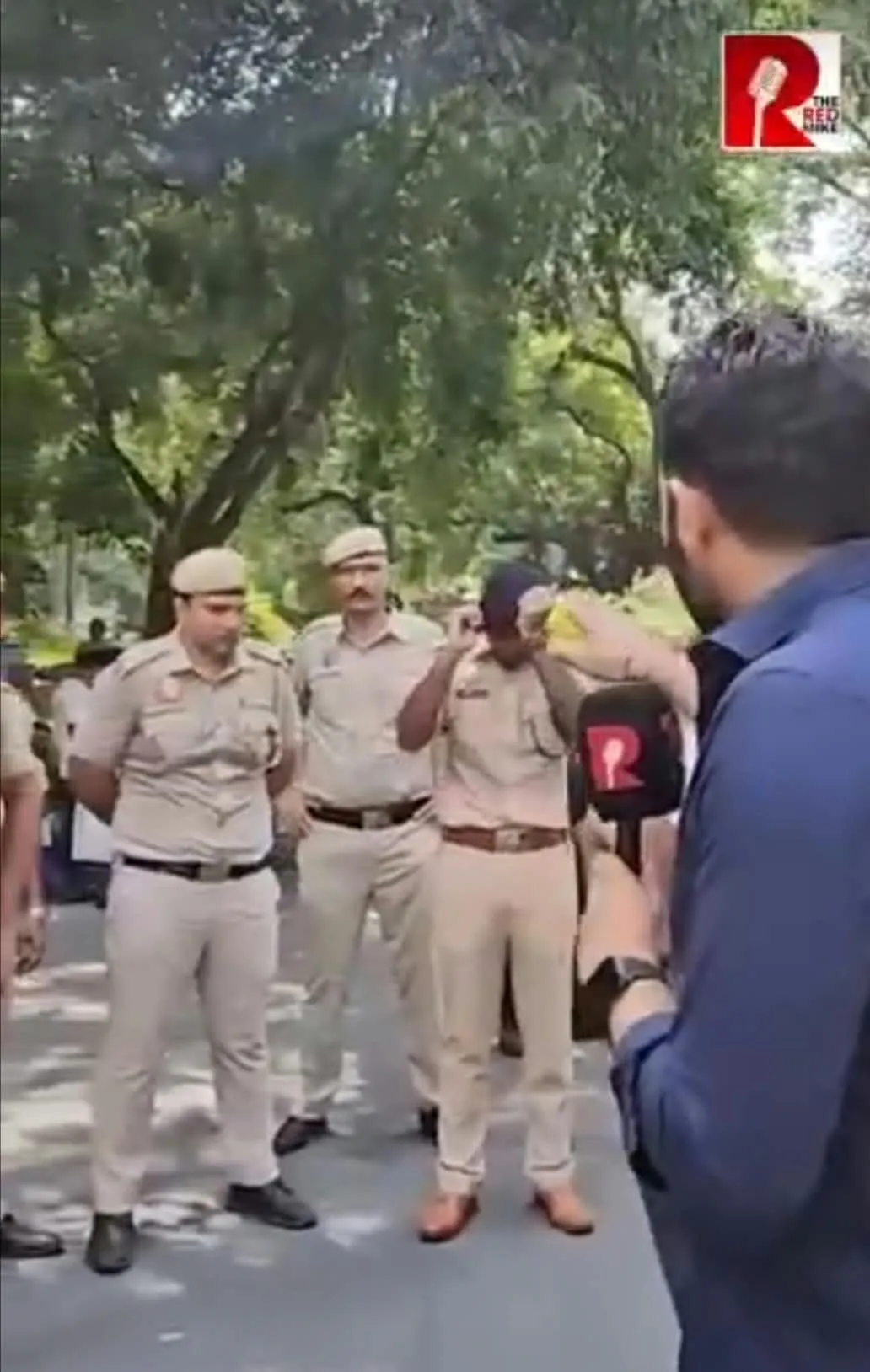 जंतर-मंतर पर पुलिसकर्मियों के नेम बैज को लेकर पत्रकार ने उठाए सवाल