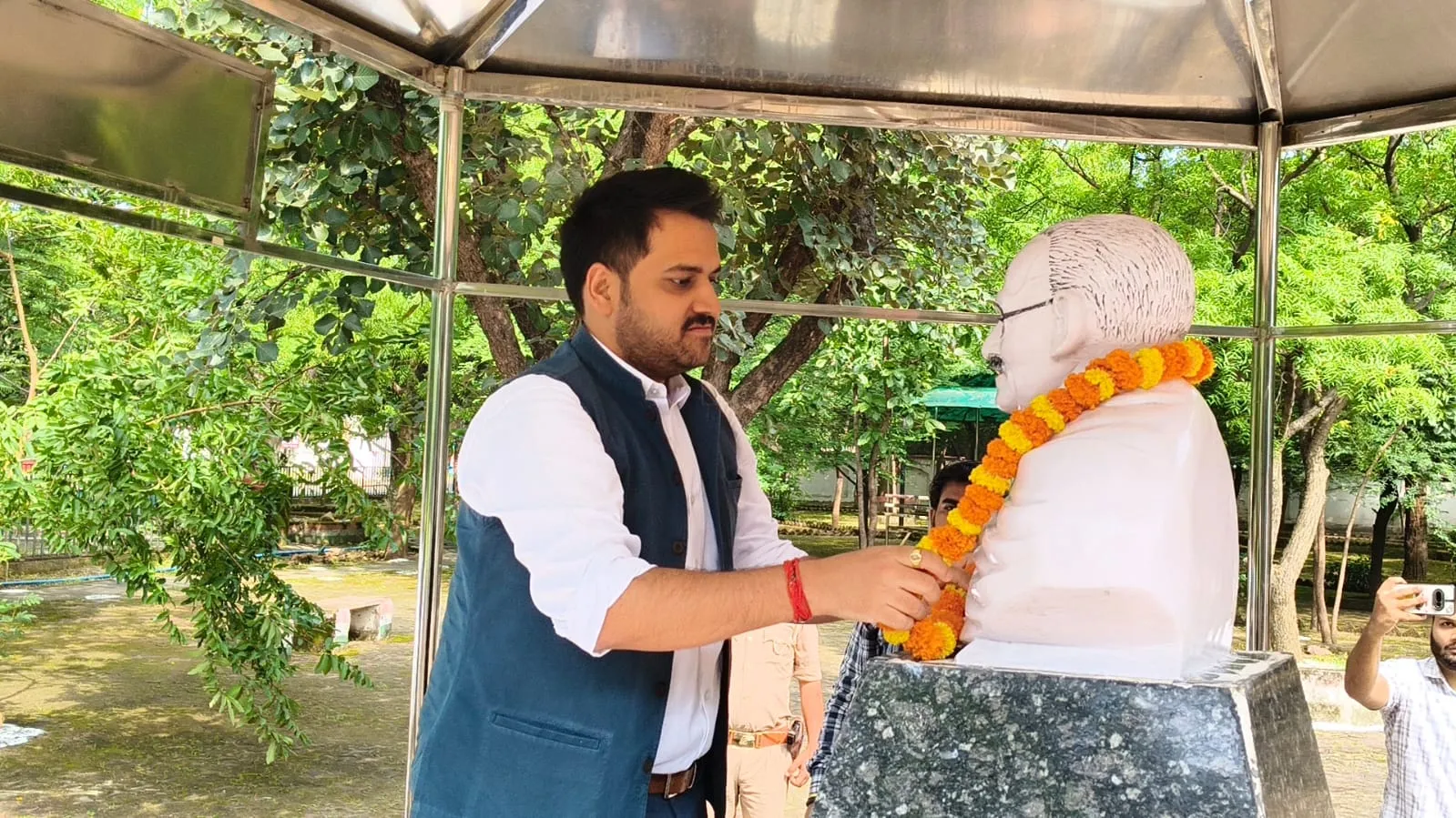 गांधी जयंती पर जिलाधिकारी ने महात्मा गांधी एवं लाल बहादुर शास्त्री को किया नमन
