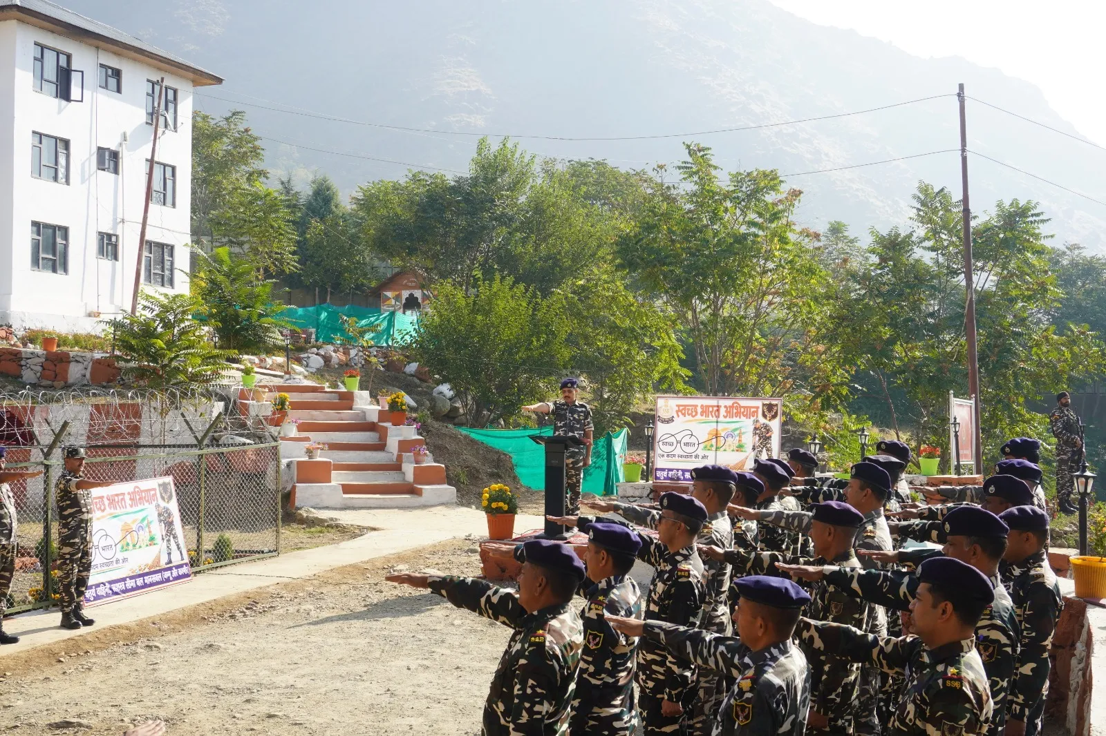 स्वच्छता के लिए एसएसबी जवानों ने लिया संकल्प, परिसर में चलाया सफाई अभियान