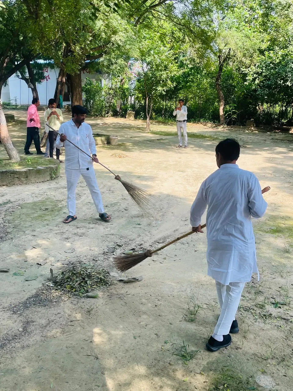 सेवा संकल्प अभियान में ब्लॉक प्रमुख ने लगाई झाड़ू, दिया स्वच्छता का संदेश