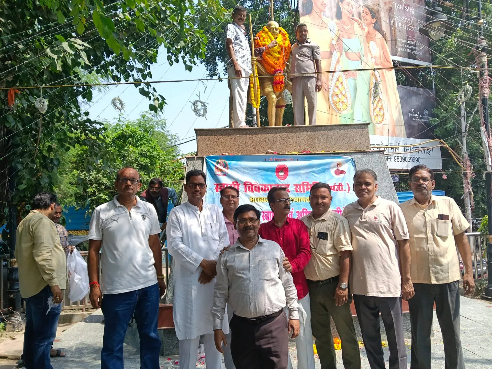सत्य को शक्ति, अहिंसा को साहस और सत्याग्रह को अन्याय के विरुद्ध  प्रभावशाली अस्त्र बनाकर  गाँधी ने स्वतंत्रता संग्राम को दिशा दी,