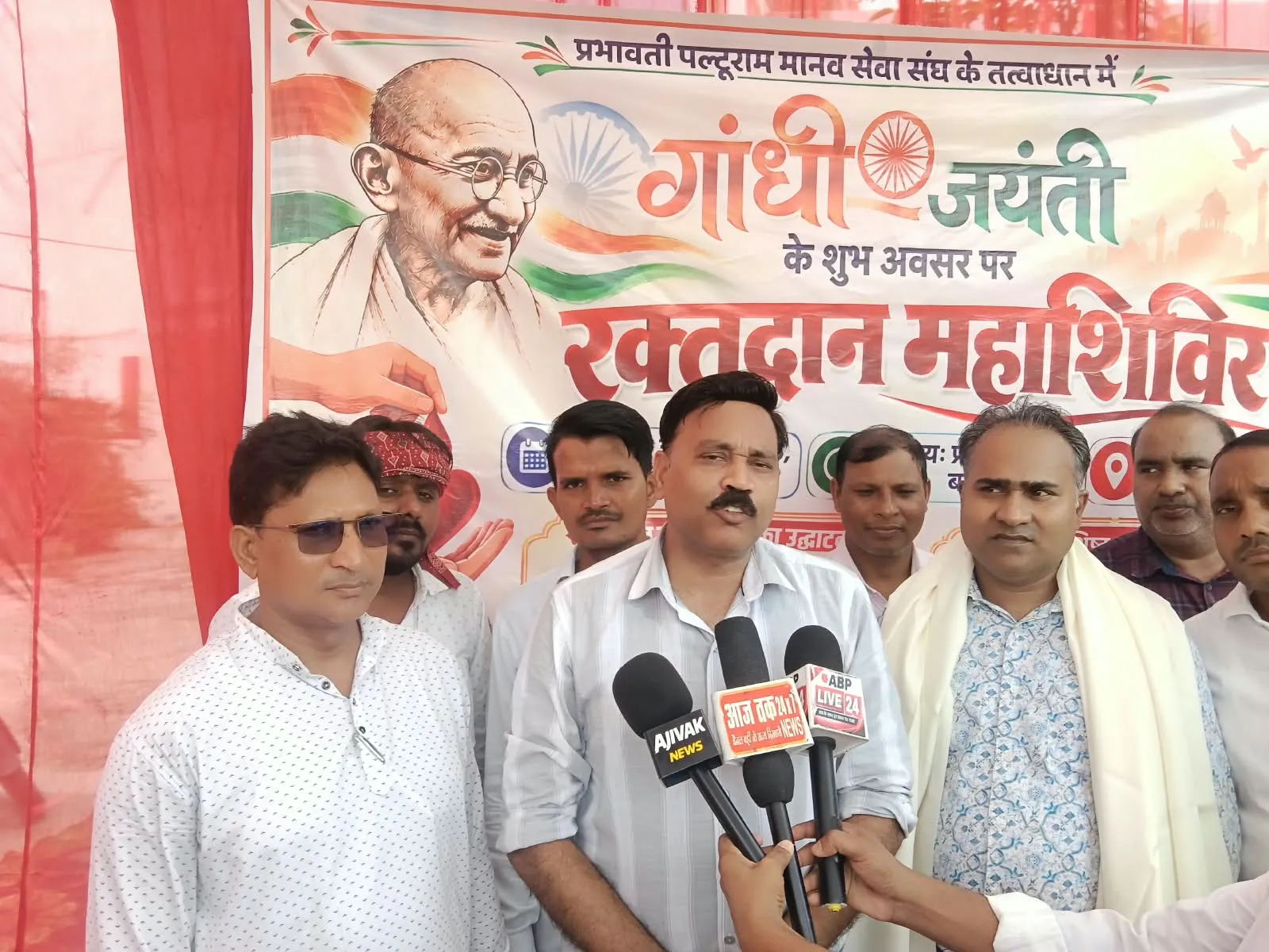 गांधी जयंती के अवसर पररक्तदान महा शिविर का उद्घाटन उप जिला अधिकारी हरैया ने किया