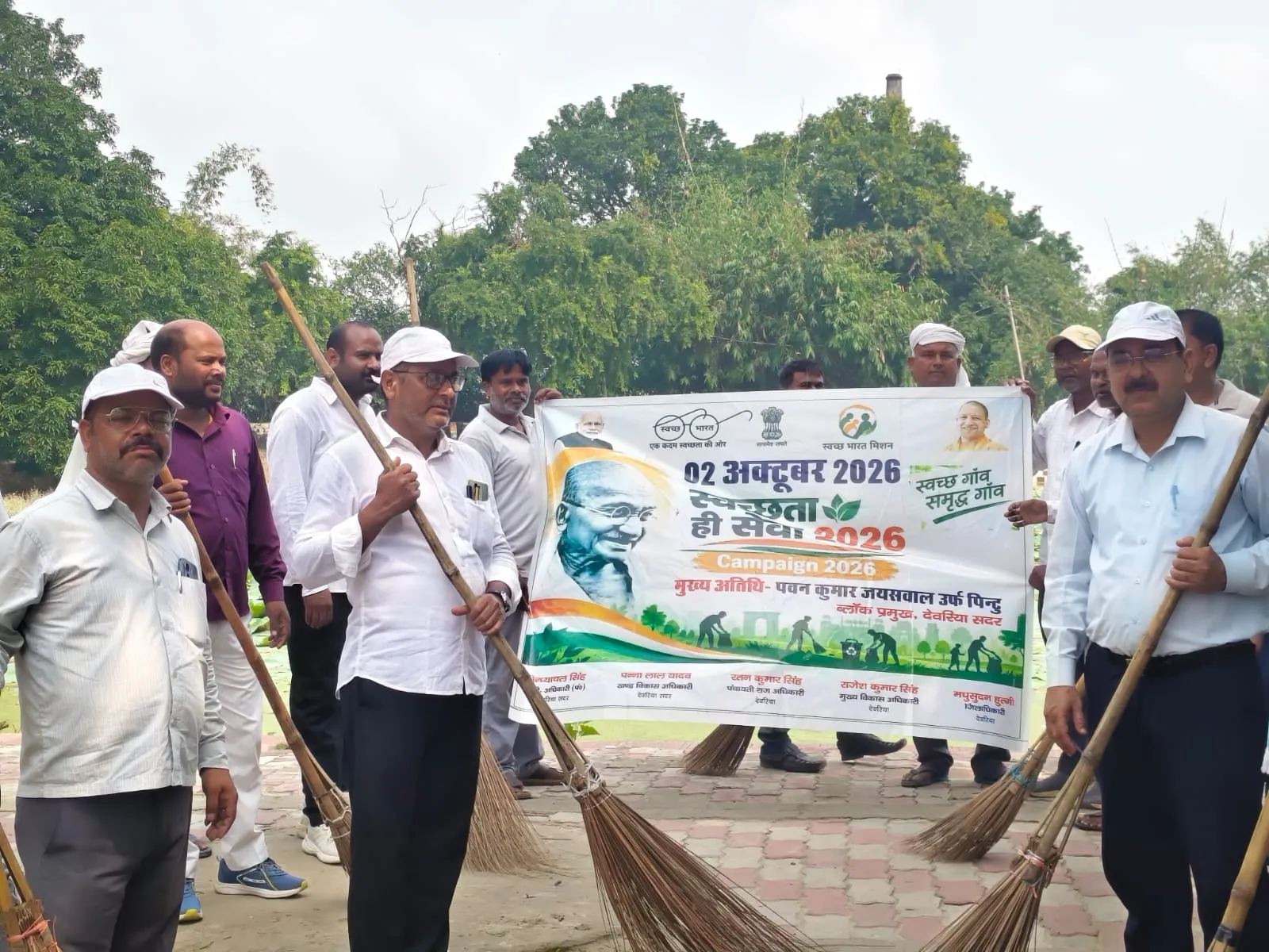 बारीपुर मंदिर परिसर में चला स्वच्छता अभियान