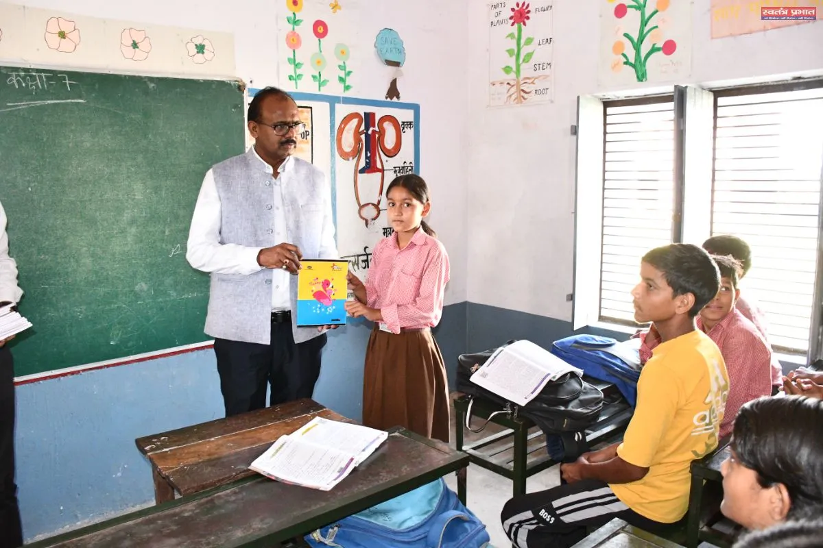 जिलाधिकारी ने विद्यालयों का किया आकस्मिक निरीक्षण, शिक्षा व्यवस्था और निर्माण कार्य की जांच