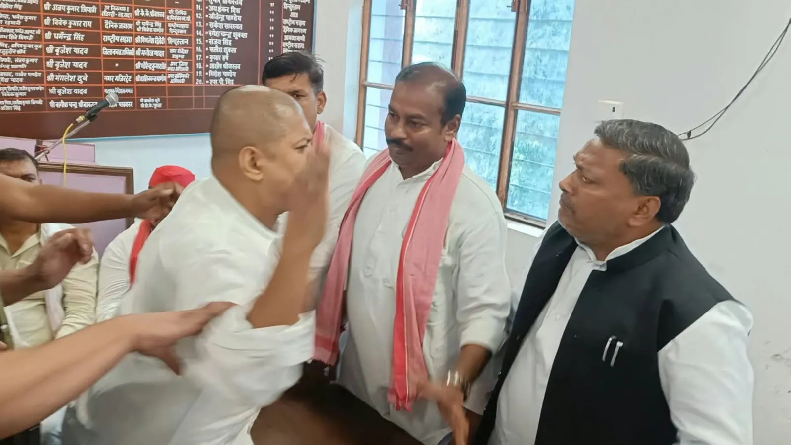 गोरखपुर प्रेस क्लब में सपा की प्रेस वार्ता के बीच पूर्व जिलाध्यक्ष को थप्पड़, कैमरों में कैद हुआ घटनाक्रम