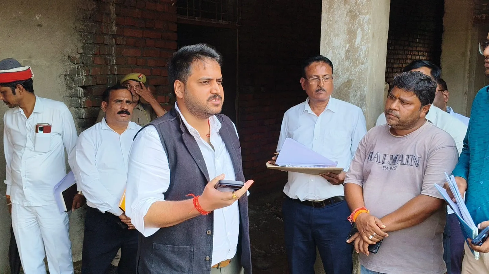 निर्माणाधीन राजकीय इंटर कॉलेज झारोकला के भवन पर डीएम की सख्ती, 15 दिसंबर तक कार्य पूरा करने के निर्देश