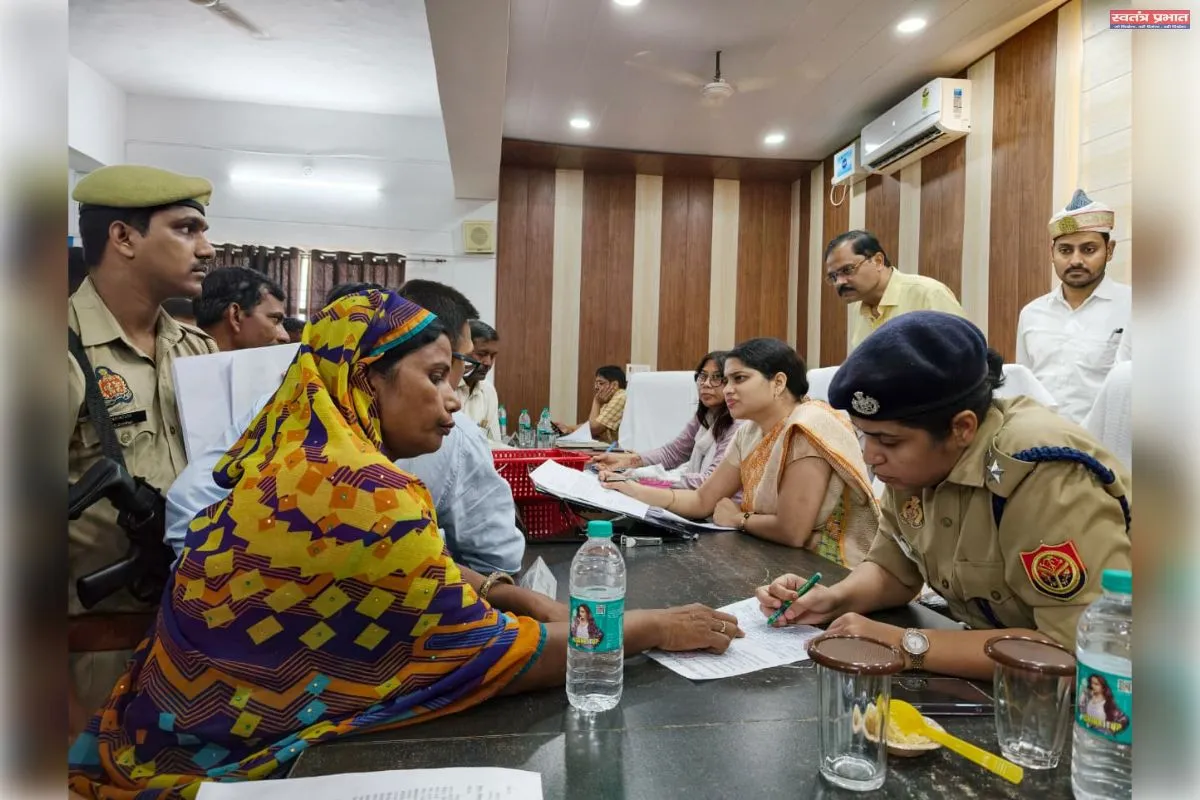संपूर्ण समाधान दिवस में जिलाधिकारी ने सुनीं जनसमस्याएं