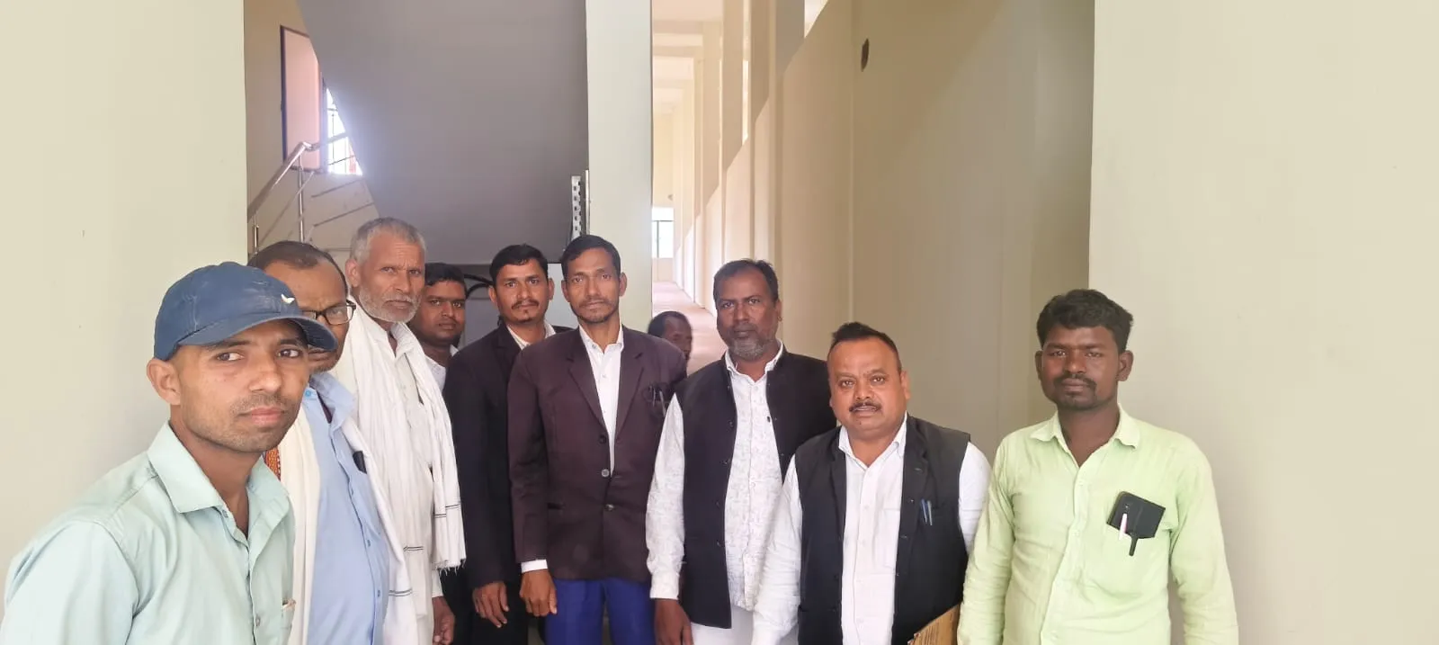 तेलगुड़वा-कोन मार्ग का निर्माण कार्य ठप, राहगीर हो रहे हैं गिरकर चोटिल