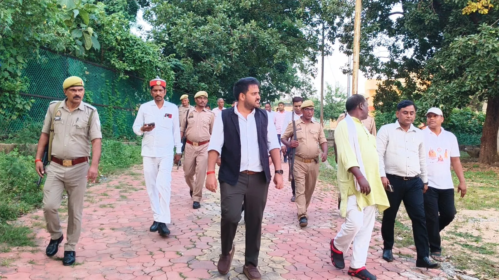 बनवासी कल्याण आश्रम पहुंचकर डीएम ने परखी बच्चों की व्यवस्थाएं