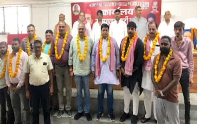 बस्ती में भाजपा से नाराज कायस्थों ने थामा सपा का दामन हुआ भव्य स्वागत 
