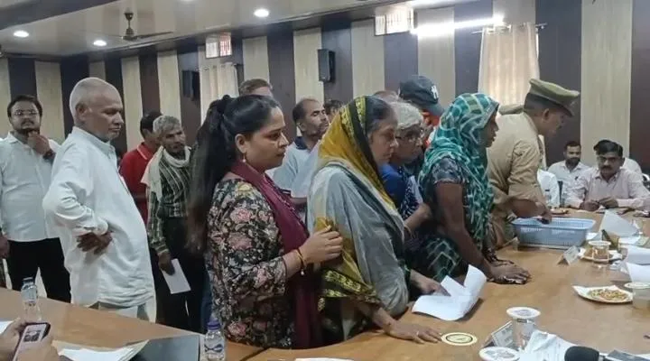 संपूर्ण समाधान दिवस में 160 शिकायतें दर्ज, एक दर्जन से अधिक मामलों का मौके पर निस्तारण