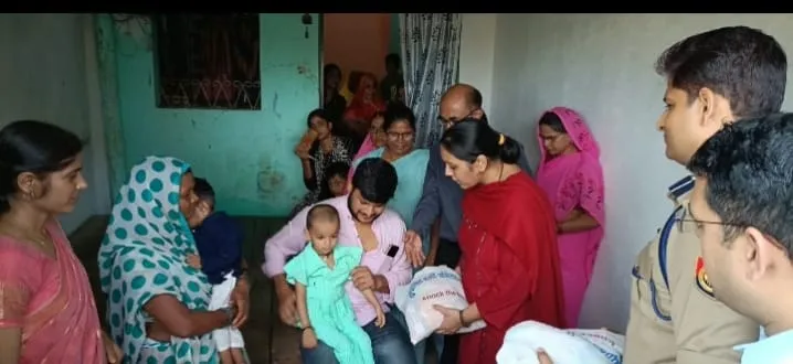 जिलाधिकारी एवं पुलिस अधीक्षक द्वारा ग्राम कोठिली, विकास खण्ड सल्टौआ पोषण पोटली वितरित किया