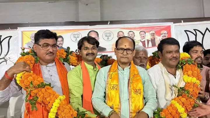 एक माला में अजय सिंह और राजकिशोर सिंह, हर्रैया की सियासत में बढ़ी हलचल