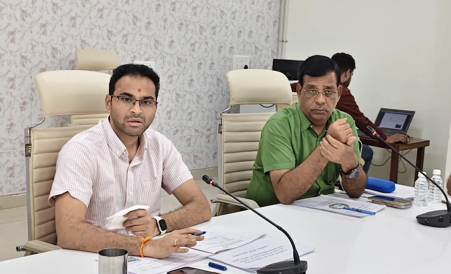 डीएम की मैराथन समीक्षा में अफसरों पर सख्ती, लापरवाही पर वेतन रोकने और स्पष्टीकरण के निर्देश