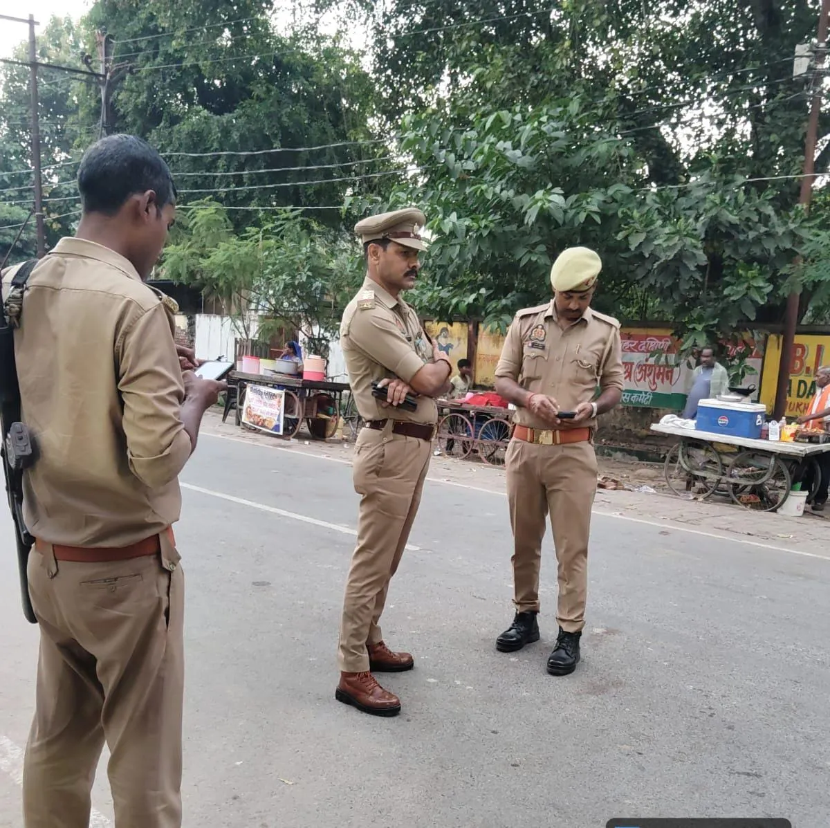 दुर्गा पूजा व दशहरा को लेकर नैनी पुलिस ने किया पैदल मार्च, संदिग्धों की चेकिंग