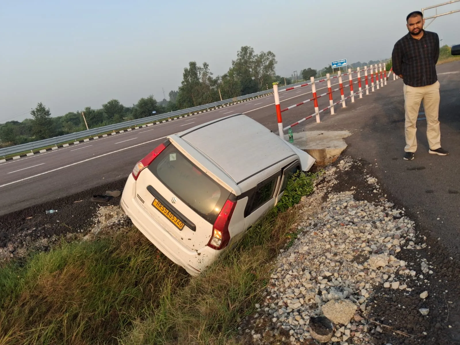 गंगा एक्सप्रेसवे पर डिवाइडर से टकराई कार, चार गंभीर: चारधाम यात्रा पर निकला था परिवार