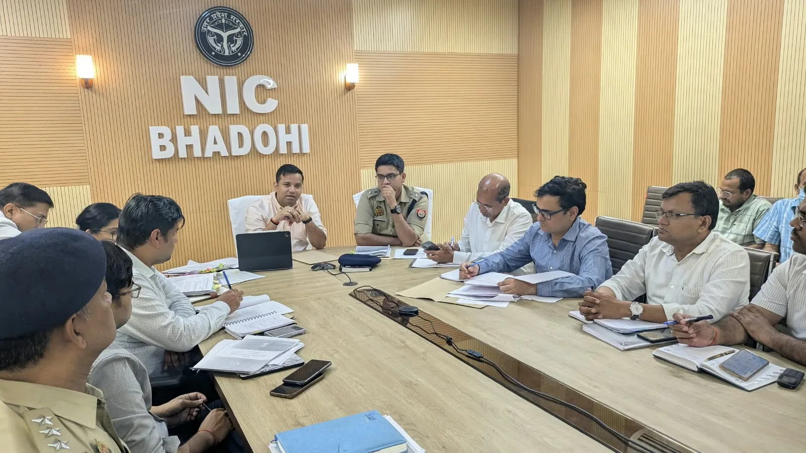 स्नातक शिक्षक निर्वाचन क्षेत्र के निर्वाचन की तैयारियों की जिलाधिकारी/सहायक रिटर्निंग ऑफिसर ने की समीक्षा