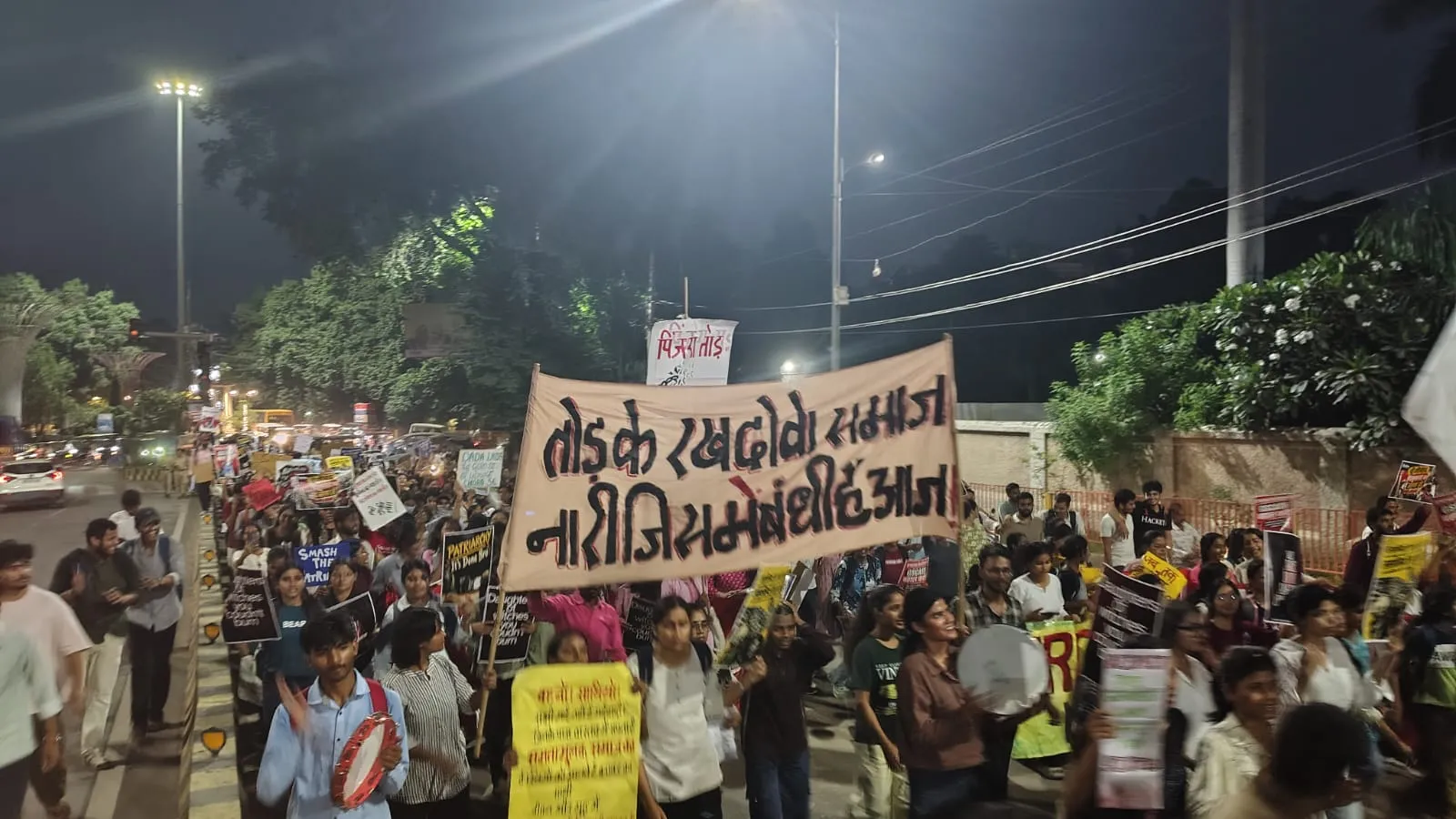तोड़ के रख दो वो समाज, नारी जिसमें बंधी है आज